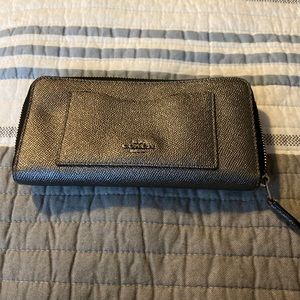 Sliver leather Coach zippered wallet. Excellent condition- barely used.